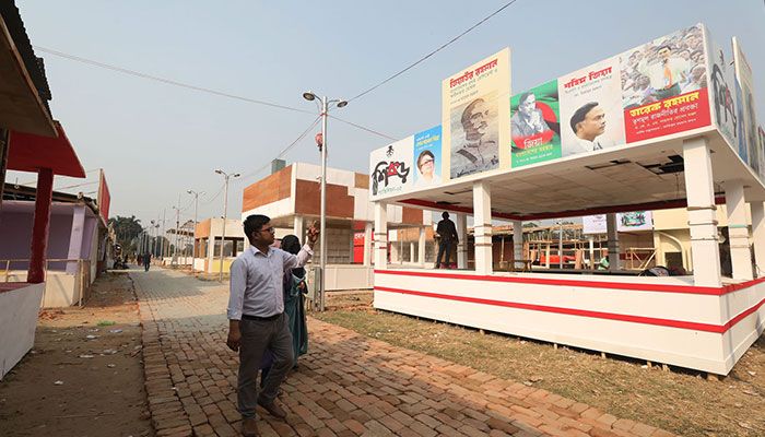 বাংলা একাডেমি আয়োজিত অমর একুশে বইমেলার দুয়ার খুলছে ২৬ ফেব্রুয়ারি। তবে মেলা আয়োজনে চলছে ধীরগতি। অনেক স্টল নির্মানের কাজ এখনও শুরুই হয়নি। সোহরাওয়ার্দী অংশের রবিবারের দৃশ্য। ছবি: প্রতিদিনের বাংলাদেশ
