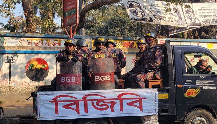 ত্রয়োদশ সংসদ নির্বাচন ও গণভোটকে কেন্দ্র করে ঢাকায় টহলরত বিজিজির সদস্যরা। ছবি: প্রতিদিনের বাংলাদেশ