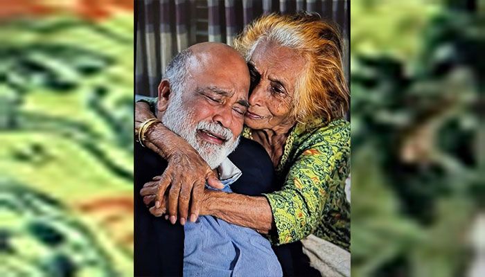 ভোটে বিজয়ের পর মায়ের ভালোবাসায় সিক্ত শেখ মুজিবুর রহমান ইকবাল। ছবি: প্রতিদিনের বাংলাদেশ