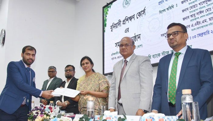 কৃষি ব্যাংক স্টাফ কলেজে বুনিয়াদি প্রশিক্ষণের সনদ বিতরণ