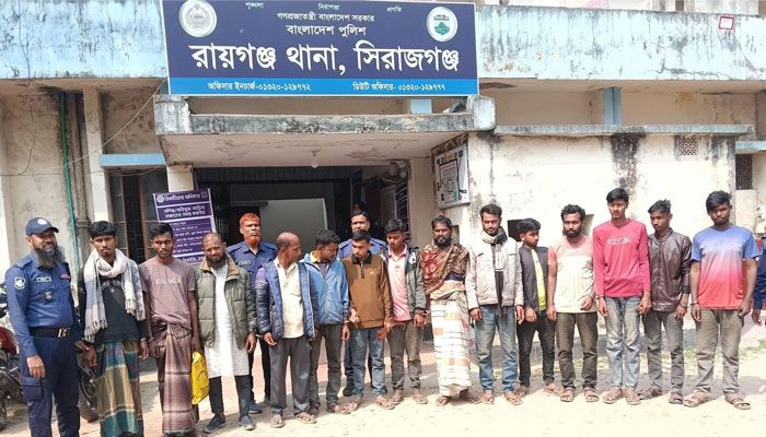 রায়গঞ্জ উপজেলার বিভিন্ন এলাকায় অবৈধভাবে মাটি কাটার অভিযোগে ১৪ জনকে বিনাশ্রম কারাদণ্ড দিয়েছেন ভ্রাম্যমাণ আদালত। ছবি: প্রতিদিনের বাংলাদেশ 