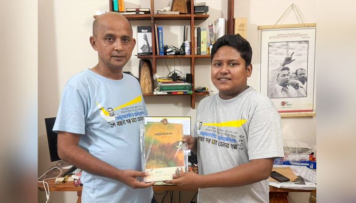 প্রধানমন্ত্রীর আলোকচিত্রীর হাতে প্রতিদিনের বাংলাদেশের ঈদ সংখ্যা 