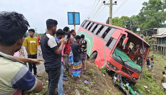 ভালুকায় বাসচাপায় দুজন নিহত, আহত ৩০