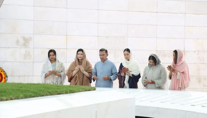 ঈদের দিনে মা-বাবার কবর জিয়ারত প্রধানমন্ত্রীর