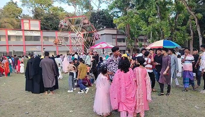 দিঘলদ্বীপে ঈদমেলায় দর্শনার্থীর ঢল