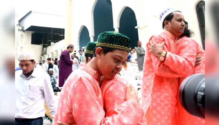 উৎসবমুখর পরিবেশে দেশজুড়ে ঈদুল ফিতর উদযাপন