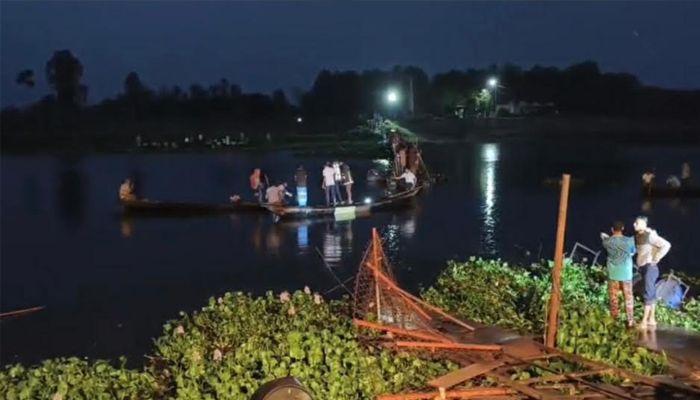 ঈদের দিন ভাসমান সেতু উল্টে ভাই-বোনসহ চারজনের মৃত্যু