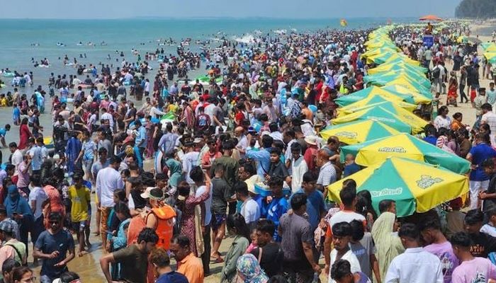 পর্যটকে মুখর কক্সবাজার সমুদ্র সৈকত