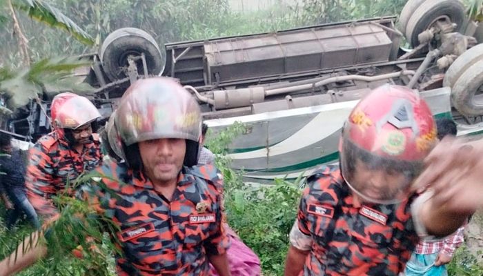 গৌরনদীতে বাস উল্টে খাদে, নারী যাত্রী নিহত