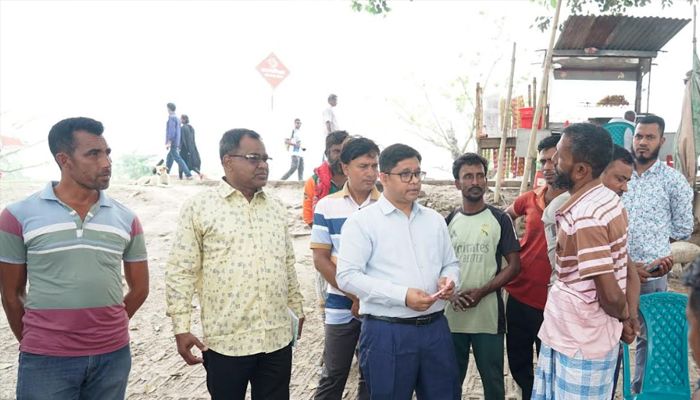 পদ্মায় অতিরিক্ত নৌকা ভাড়া বন্ধে নদীতে রাসিক প্রশাসন