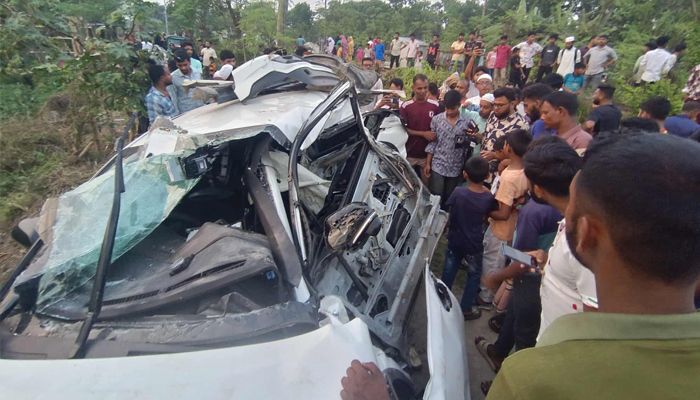 খুলনায় রেলক্রসিংয়ে ট্রেন-প্রাইভেটকার সংঘর্ষ, আহত ৪