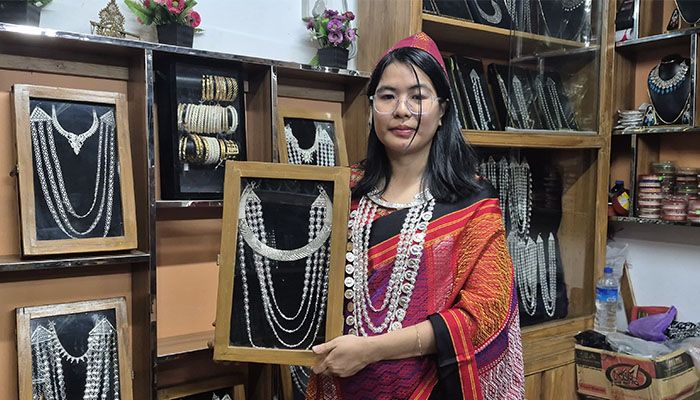অনলাইন থেকে শো-রুম, পাহাড়ি ঐতিহ্যের অলংকারে স্বপ্ন গড়ছেন দীপ্তি