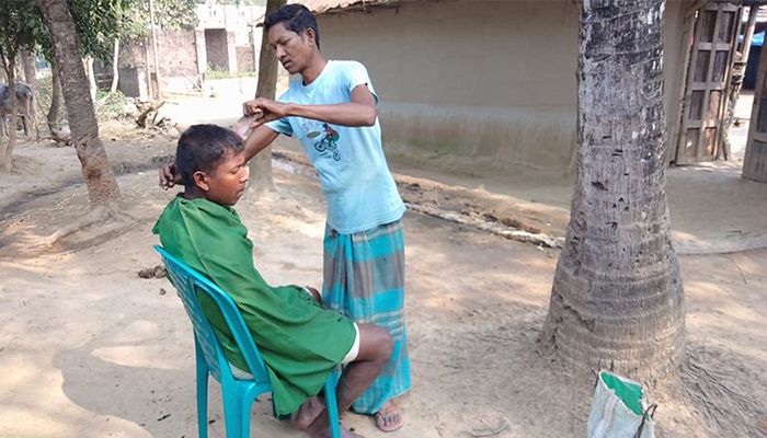 বাড়ি বাড়ি গিয়ে চুল কাটেন কিস্কু 