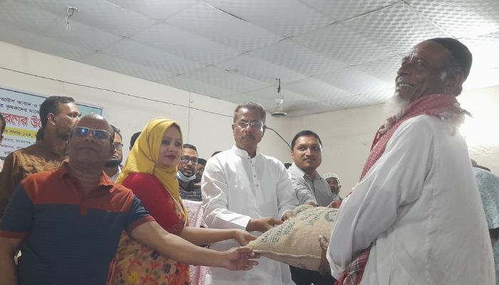 বাকেরগঞ্জে ১২০০ কৃষকের মাঝে আউশ প্রণোদনা বিতরণ