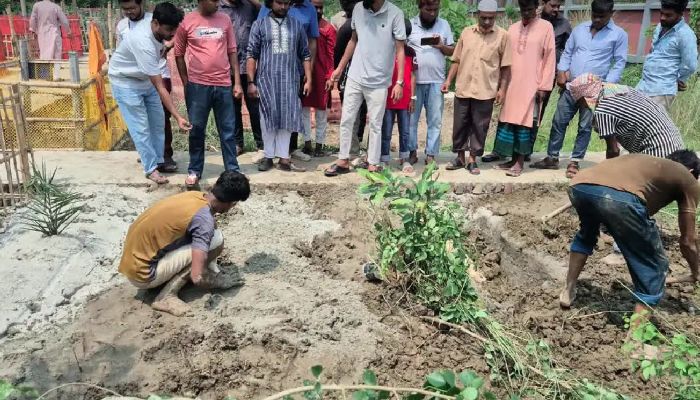 দৌলতদিয়ায় বাসডুবি: একই পরিবারের ৩ জনের মরদেহ পাশাপাশি দাফন