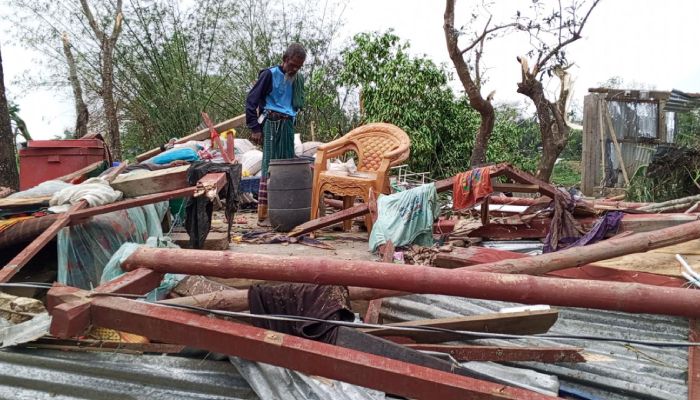 হালুয়াঘাটে ঈদের আগমুহূর্তের ঝড়ে বিধ্বস্ত ঘরবাড়ি, বিপাকে অর্ধশত পরিবার