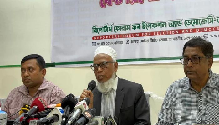রবিবার নির্বাচন কমিশন ভবনের মিডিয়া সেন্টারে আরএফইডি কার্যনির্বাহী কমিটির নির্বাচন অনুষ্ঠানে বক্তব্য রাখেন ইসি আব্দুর রহমানেল মাছউদ। ছবি : বাসস