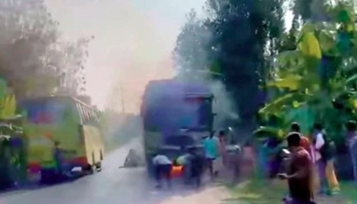 যশোরে চলন্ত বাসে আগুন