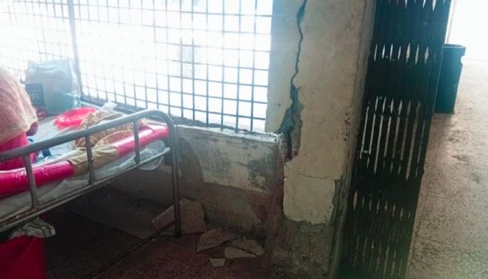 ভূমিকম্পে হাসপাতালের বীম ধস, বাইরে রাত কাটালেন রোগীরা