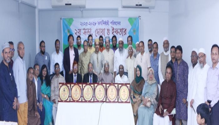 গুলশানের একটি হোটেলে শনিবার আয়োজিত এ অনুষ্ঠানে সদ্য পদোন্নতি পাওয়া বৃহত্তর নোয়াখালীর নয়জন কৃতি সন্তানকে সম্মাননা স্মারক প্রদান করা হয়। ছবি: প্রতিদিনের বাংলাদেশ