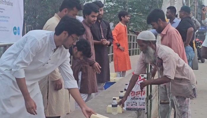 কিশোরগঞ্জে ‘দুই টাকার ইফতার’, নিম্ন আয়ের মানুষের মুখে হাসি