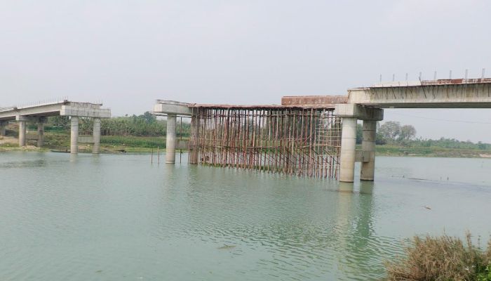৮ বছরেও শেষ হয়নি কালনা-বিষ্ণুপুর সেতু, ভোগান্তিতে দুই পাড়ের মানুষ