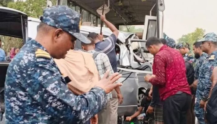বাগেরহাটে নৌবাহিনীর বাস-মাইক্রোবাস সংঘর্ষে নিহত ১২