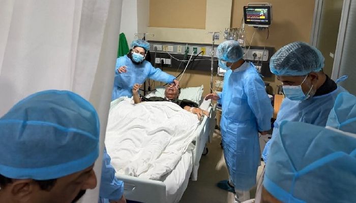 মির্জা আব্বাসকে দেখতে হাসপাতালে প্রধানমন্ত্রী