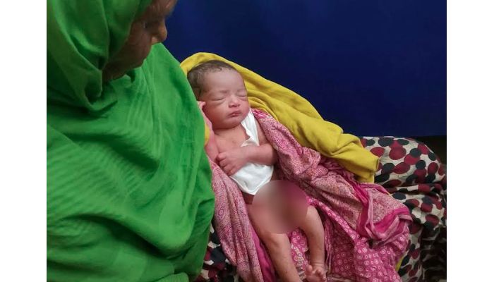 ধানক্ষেতে মিলল নবজাতক, দত্তক নিতে চান অটোরিকশা চালক