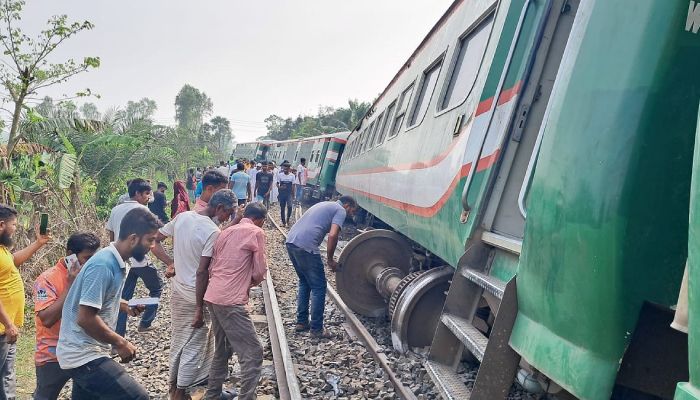 বগুড়ায় নীলসাগর এক্সপ্রেস লাইনচ্যুত, আহত অন্তত ৫০