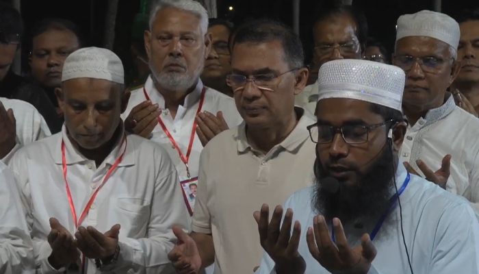 দিনাজপুরে নানা-নানির কবর জিয়ারত করেছেন প্রধানমন্ত্রী