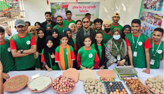 চট্টগ্রাম নগরীর সরকারি কমার্স কলেজের সামনে স্থাপিত ‘প্লাস্টিক এক্সচেঞ্জ কর্নার’-এ প্লাস্টিক বর্জ্যের বিনিময়ে মিলবে চাল, ডাল, তেল, চিনি ও ইফতার সামগ্রীসহ নিত্যপ্রয়োজনীয় ‘রমজানের বাজার’। ছবি: প্রতিদিনের বাংলাদেশ