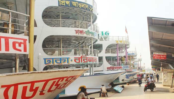 সদরঘাটে দুই লঞ্চের সংঘর্ষে নিখোঁজ ২, অন্তঃসত্ত্বা নারীসহ আহত ২