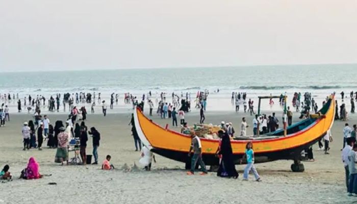 ঈদের চতুর্থ দিনেও  টেকনাফের সৈকতে পর্যটকদের ভিড়