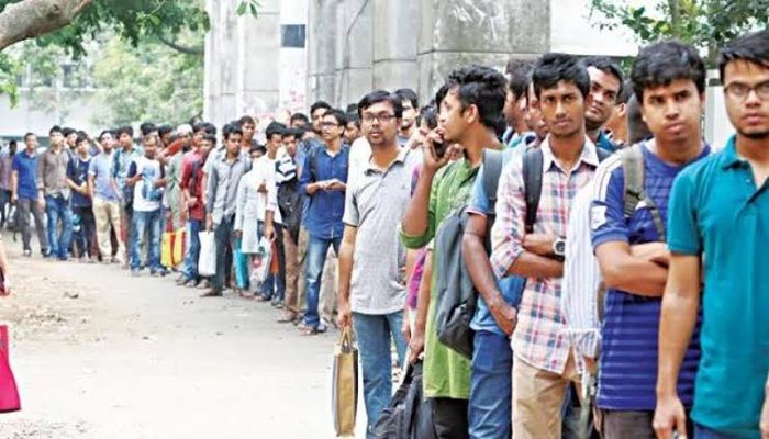 এক দশকে অর্ধেকের বেশি তরুণ চাকরি পাননি