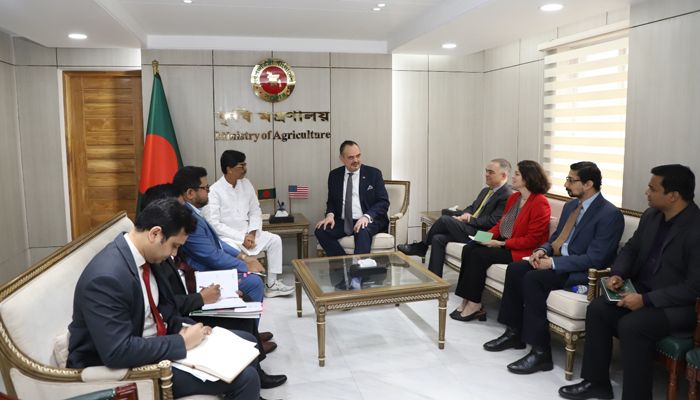 কৃষি, খাদ্য এবং মৎস্য ও প্রাণিসম্পদ মন্ত্রী মোহাম্মদ আমিন উর রশীদের সঙ্গে সৌজন্য সাক্ষাৎ করেছেন বাংলাদেশে নিযুক্ত যুক্তরাষ্ট্রের রাষ্ট্রদূত ব্রেন্ট টি. ক্রিস্টেনসেন। ছবি: পিইডি