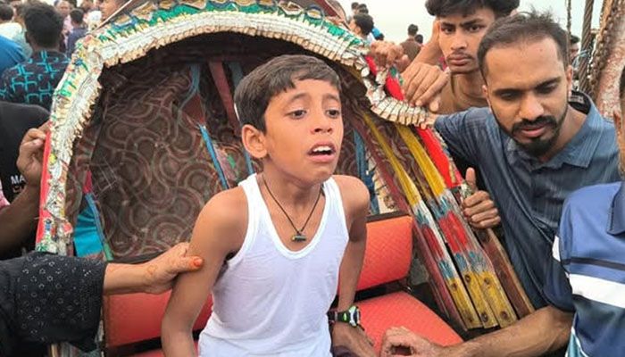 নিজের জীবন দিয়ে সন্তানকে বাঁচালেন মা