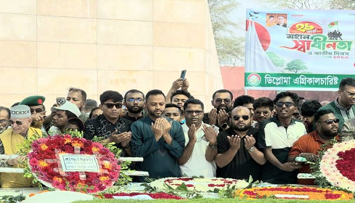 জিয়াউর রহমান ও খালেদা জিয়ার সমাধিতে কৃষিবিদ ও শেকৃবি ছাত্রদলের শ্রদ্ধাঞ্জলি 