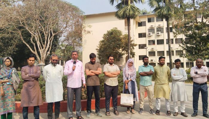 ইবি শিক্ষক রুনা হত্যাকাণ্ডের প্রতিবাদে কুবিতে মানববন্ধন