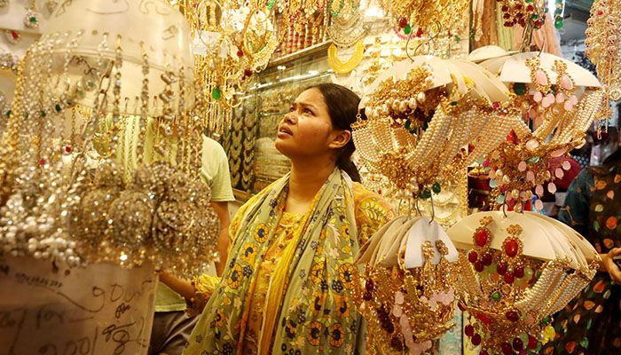 ইমিটেশনের গয়নায় ঝুঁকছেন নারীরা