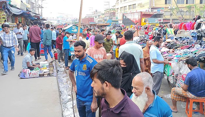 চন্দ্রায় মহাসড়ক যেন ফুটপাত