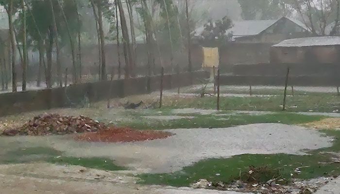 হিলিতে হঠাৎ বৃষ্টিতে জনমনে স্বস্তি