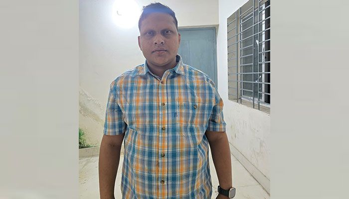 ভুয়া পুলিশ পরিচয়ে থানায় তদবির, মধুপুরে যুবক গ্রেপ্তার