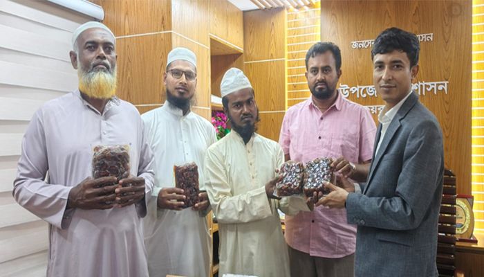 কয়রায় ৪৬ প্রতিষ্ঠানে সৌদি সরকার উপহারের খেজুর বিতরণ 