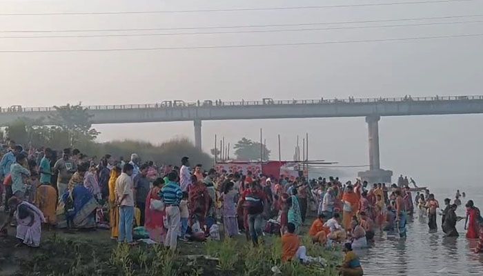 পাপ মোচনের আশায় ব্রহ্মপুত্রে পুণ্যার্থীদের ঢল