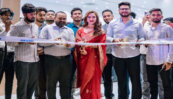মৌসুমি লাইফস্টাইল মার্টের আউটলেট উদ্বোধনে নুসরাত ফারিয়া