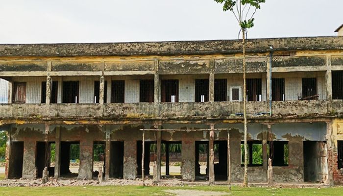 কয়রায় জরাজীর্ণ ও ঝুঁকিপূর্ণ ভবনে চলছে পাঠদান