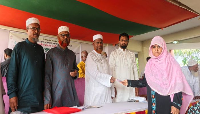 খুলনায় প্রধানমন্ত্রীর ত্রাণ তহবিলের নগদ সহায়তা বিতরণ এমপির