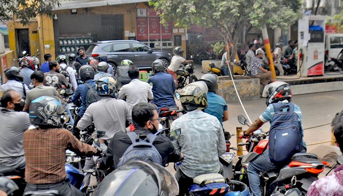 রাইড শেয়ারের মোটরসাইকেল দিনে পাবে সর্বোচ্চ ৫ লিটার তেল 