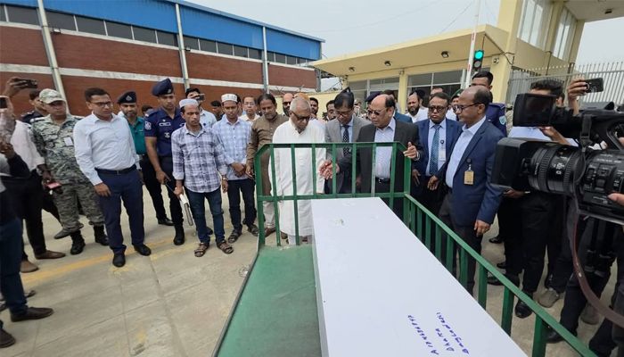 ইরান-ইসরায়েল যুদ্ধে নিহত প্রবাসীর মরদেহ গ্রহণ করলেন প্রবাসী কল্যাণ মন্ত্রী